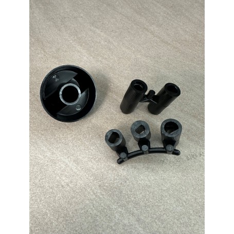 Manopola nera universale per piani cottura con riduzioni per adattarla ad ogni attacco