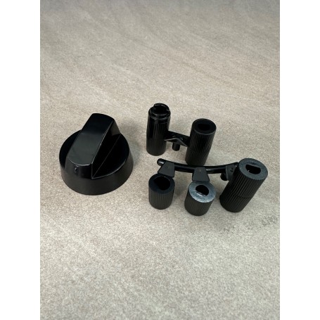 Manopola nera universale per piani cottura con riduzioni per adattarla ad ogni attacco