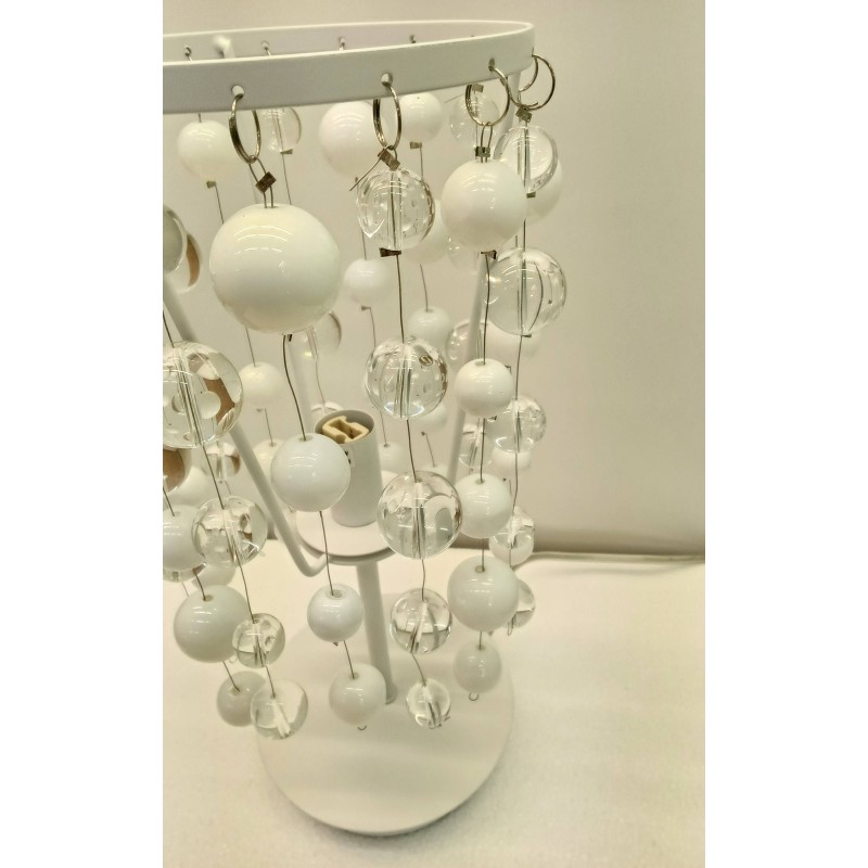 Lampada da tavolo con base in metallo e fili di...