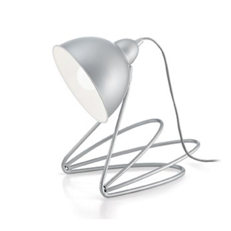 Lampada da tavolo con struttura e diffusore interamente in metallo rifinito con vernice opaca. Diffusore orientabile con interno