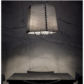 Lampadario a sospensione con dettagli e montatura in metallo cromato. Paralume in lamina di PVC, rivestito da tessuto e decorato 2