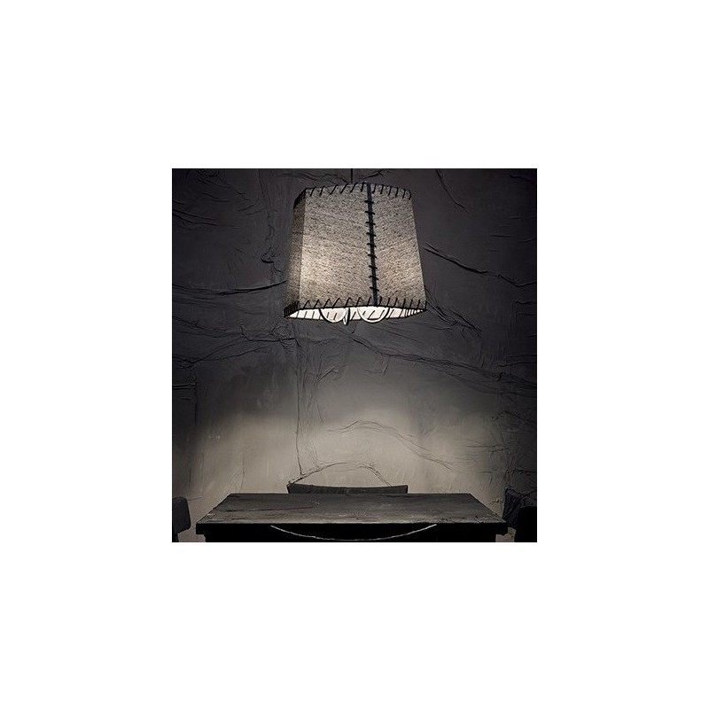 Lampadario a sospensione con dettagli e montatura in metallo cromato. Paralume in lamina di PVC, rivestito da tessuto e decorato