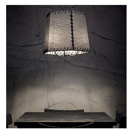 Lampadario a sospensione con dettagli e montatura in metallo cromato. Paralume in lamina di PVC, rivestito da tessuto e decorato