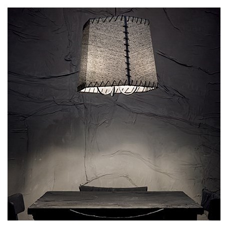 Lampadario a sospensione con dettagli e montatura in metallo cromato. Paralume in lamina di PVC, rivestito da tessuto e decorato