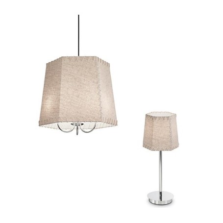 Lampadario a sospensione con dettagli e montatura in metallo cromato. Paralume in lamina di PVC, rivestito da tessuto e decorato