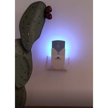 LUCETRAP LED PUNTO LUCE CATTURA ZANZARE DA PRESA PICCOLO CON ADESIVO