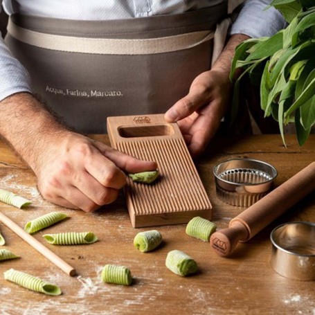 Confezione gnocchi like a pro con grembiule, mattarello, ricettario,2 coppapasta, utensile legno per garganelli e gnocchi BP-GNO